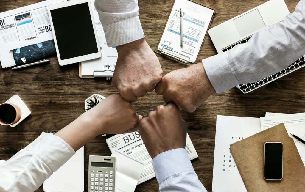 Dirigeant de petite entreprise calculant son seuil de rentabilité sur un tableur