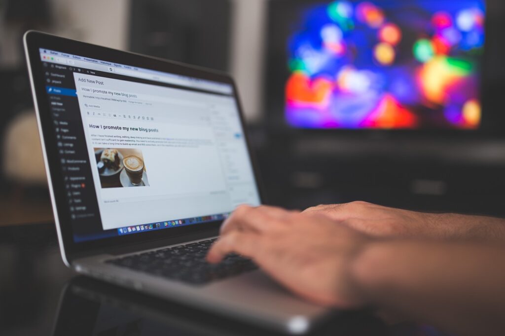 Redaction de contenu sur un ordinateur portable