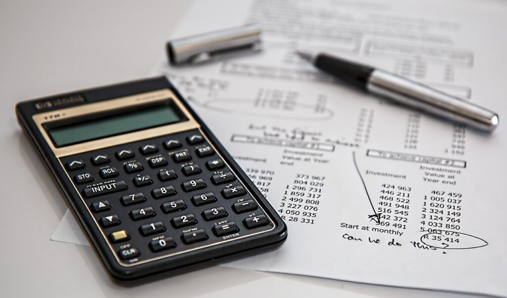 Calculatrice et documents financiers pour lire un bilan