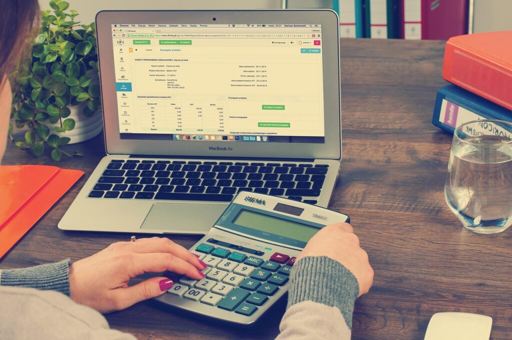 Documents comptables et calculatrice sur un bureau
