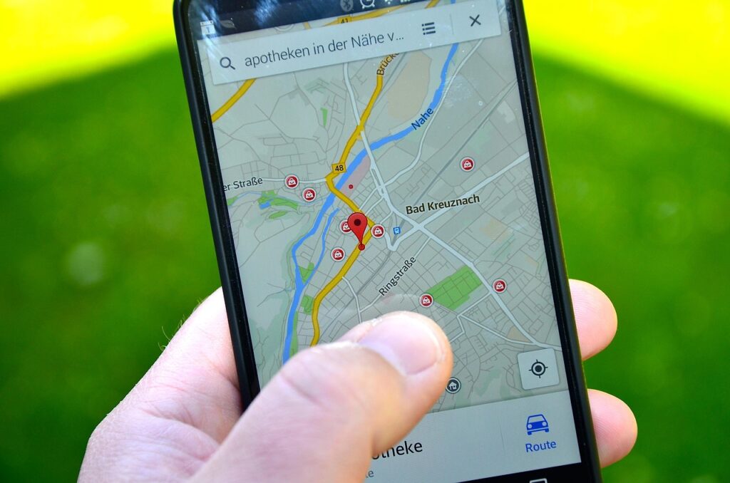 Smartphone affichant une carte et une localisation
