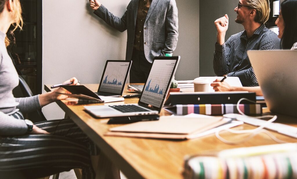 Équipe réunie autour d'une table de travail dans une ambiance de dialogue, illustrant la prévention des risques psychosociaux en entreprise