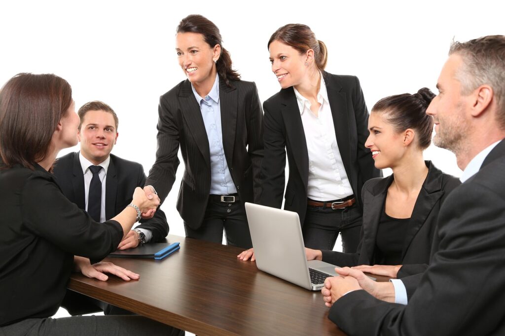Deux professionnels concluant un accord commercial lors d'un rendez-vous B2B