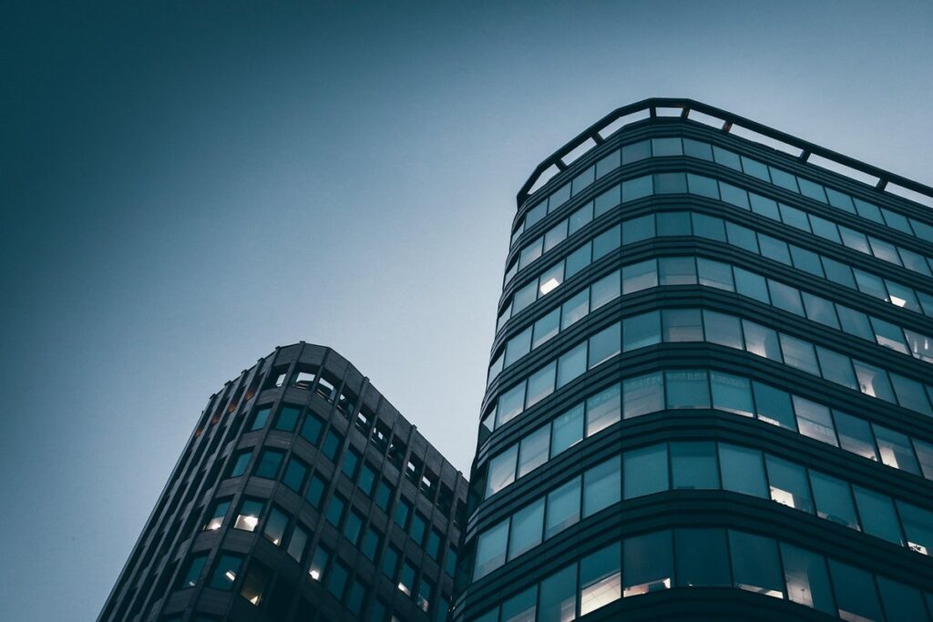 Tours de bureaux vitrées d'un quartier d'affaires